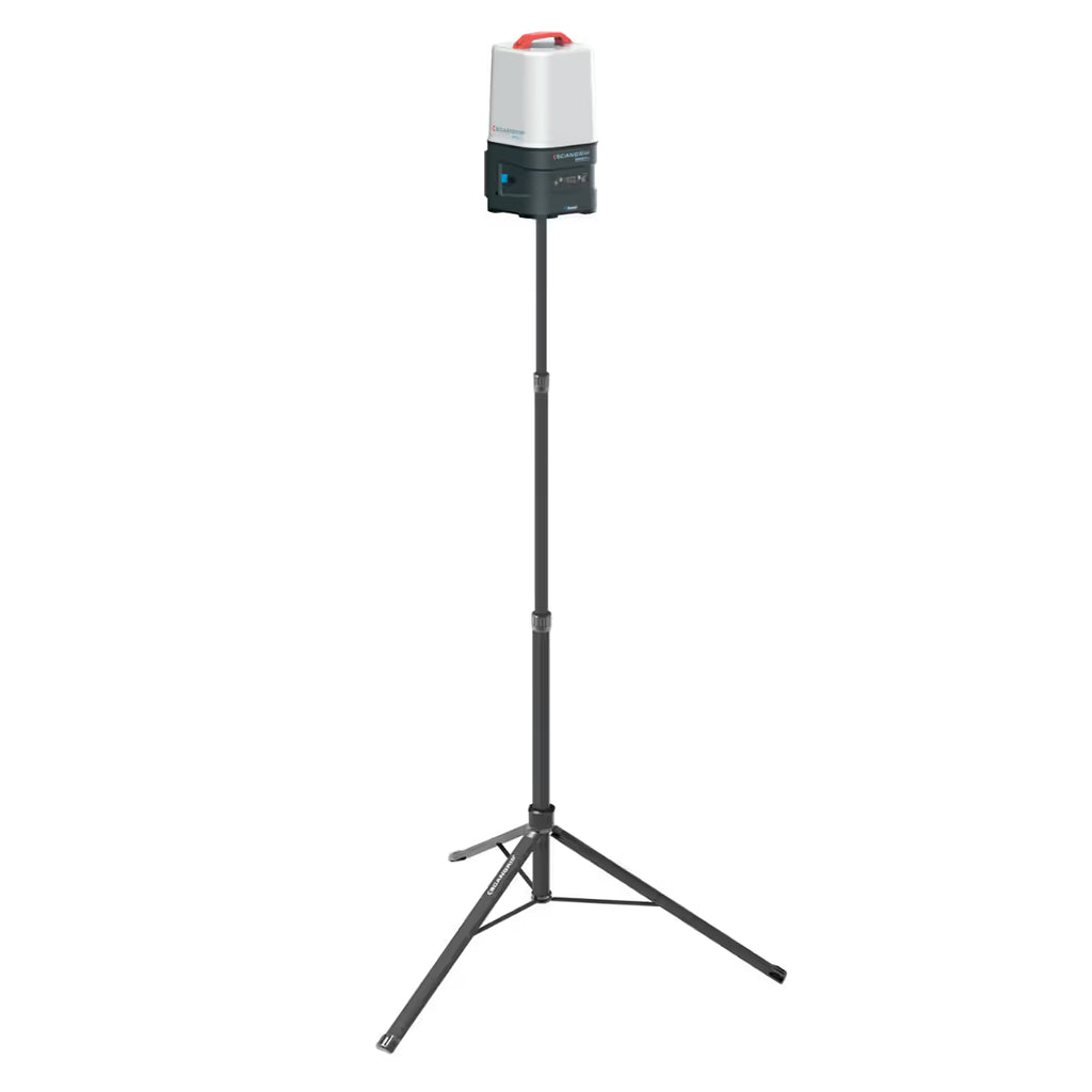 Reflector industrial LED Scangrip AREA 10 CONNECT montado sobre un trípode extensible de tres patas sobre fondo blanco - Ferretería La Palma - 1870011