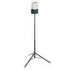 Reflector industrial LED Scangrip AREA 10 CONNECT montado sobre un trípode extensible de tres patas sobre fondo blanco - Ferretería La Palma - 1870011