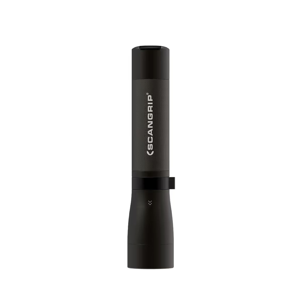 Vista general de la linterna de mano LED profesional Scangrip FLASH 600 R con cuerpo negro colocada verticalmente sobre fondo blanco - Ferretería La Palma - 1870006