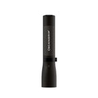 Vista general de la linterna de mano LED profesional Scangrip FLASH 600 R con cuerpo negro colocada verticalmente sobre fondo blanco - Ferretería La Palma - 1870006