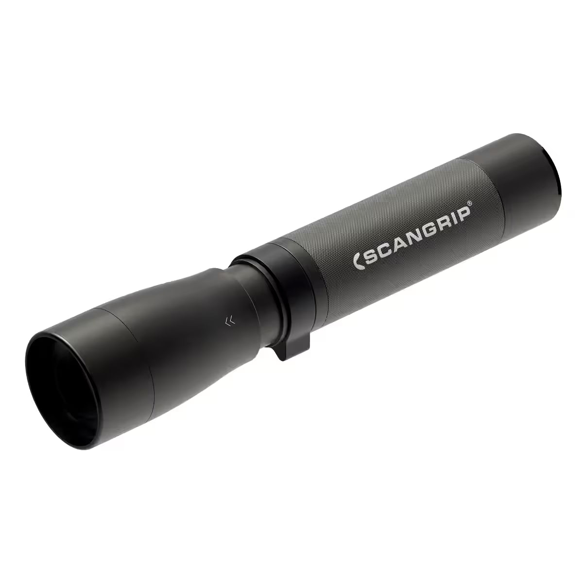 Vista en perspectiva de la linterna de mano LED Scangrip FLASH 600 R mostrando su cabezal extendido para regular el enfoque sobre fondo blanco - Ferretería La Palma - 1870006