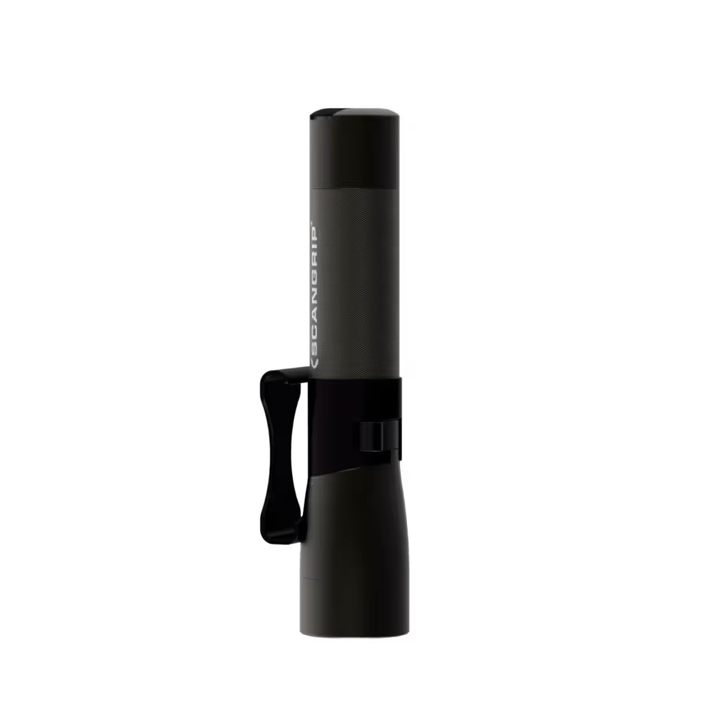 Vista general de la linterna de mano LED Scangrip FLASH 600 R mostrando su clip de sujeción para cinturón integrado sobre fondo blanco - Ferretería La Palma - 1870006