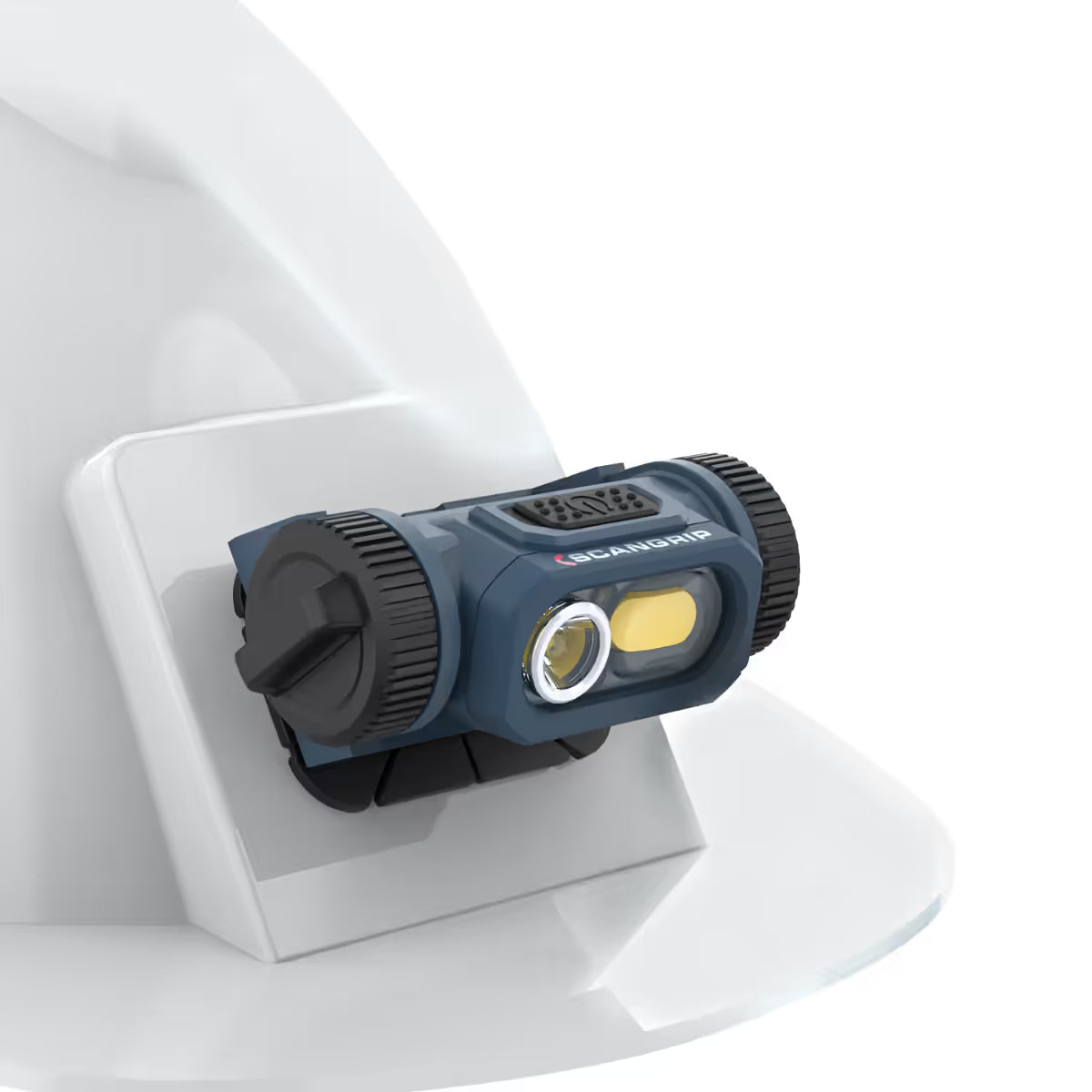 Primer plano de la lámpara LED industrial Scangrip HORIZON instalada en la base adhesiva en un casco de seguridad blanco sobre fondo blanco - Ferretería La Palma - 1870003