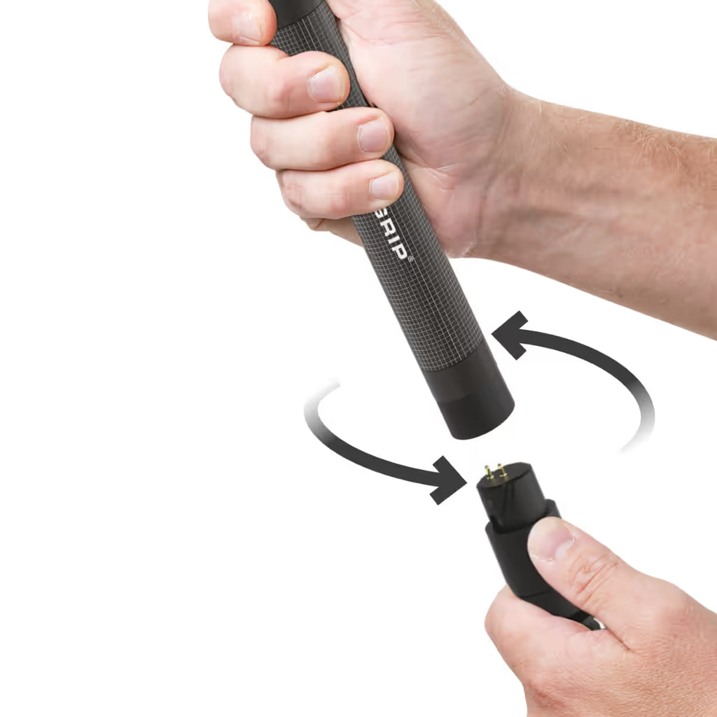 Primer plano de unas manos conectando el cable de alimentación mediante un sistema de rosca en la base de la lámpara de inspección LED Scangrip LINE LIGHT C+R sobre fondo blanco - Ferretería La Palma - 1870007