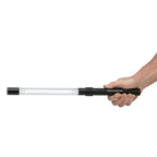 Mano sosteniendo horizontalmente la lámpara de inspección LED tipo barra Scangrip LINE LIGHT C+R mostrando su ligereza y ergonomía sobre fondo blanco - Ferretería La Palma - 1870007