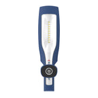 Lámpara de mano LED Scangrip MAG mostrando un soporte con clip y el icono de imán de su base magnética sobre fondo blanco - Ferretería La Palma - 1870000