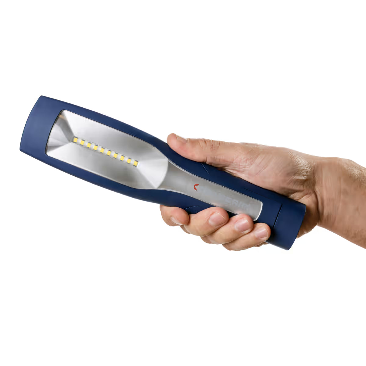 Mano sosteniendo la lámpara de inspección LED recargable Scangrip MAG para mostrar su tamaño y agarre ergonómico sobre fondo blanco - Ferretería La Palma - 1870000