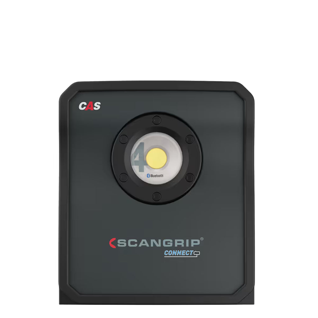 Vista frontal del reflector LED Scangrip NOVA 4 CONNECT mostrando su lente central COB e indicador de Bluetooth sobre fondo blanco - Ferretería La Palma - 1870009