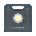 Vista frontal del reflector industrial híbrido Scangrip NOVA 6 C+R mostrando su potente panel de luz LED central sobre fondo blanco - Ferretería La Palma - 1870004