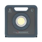 Vista frontal del reflector industrial híbrido Scangrip NOVA 6 C+R mostrando su potente panel de luz LED central sobre fondo blanco - Ferretería La Palma - 1870004