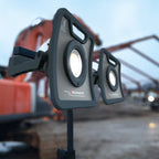 Dos reflectores industriales Scangrip NOVA 6 C+R encendidos y montados en un trípode doble en una zona de construcción exterior - Ferretería La Palma - 1870004