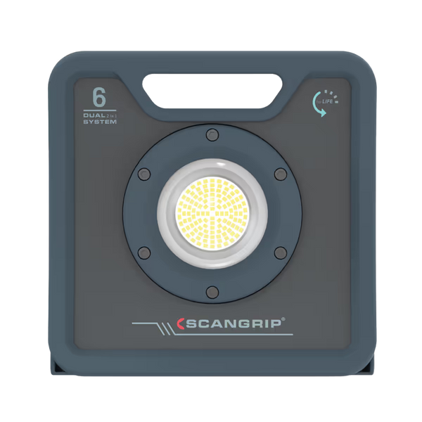 Vista frontal del reflector industrial híbrido Scangrip NOVA 6 C+R mostrando su potente panel de luz LED central sobre fondo transparente - Ferretería La Palma - 1870004