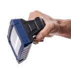 Mano sosteniendo el reflector industrial LED Scangrip STAR por su mango ergonómico negro doblado sobre fondo blanco - Ferretería La Palma - 1870001