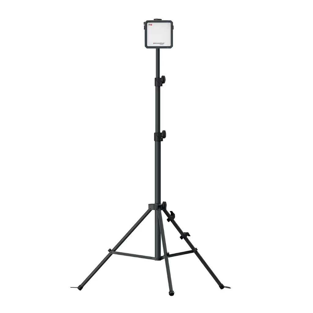 Reflector LED compacto Scangrip VEGA 2 CONNECT montado sobre un trípode extensible de tres patas sobre fondo blanco - Ferretería La Palma - 1870012