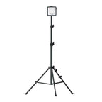 Reflector LED compacto Scangrip VEGA 2 CONNECT montado sobre un trípode extensible de tres patas sobre fondo blanco - Ferretería La Palma - 1870012