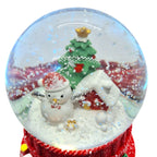 Primer plano de la escena navideña nevada con Muñeco de Nieve, casa y árbol decorado dentro de la esfera de cristal Starlights sobre un fondo blanco - Ferretería La Palma - 180001