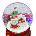 Primer plano de la escena navideña nevada con Santa Claus, casa y árbol decorado dentro de la esfera de cristal Starlights sobre un fondo blanco - Ferretería La Palma - 180000