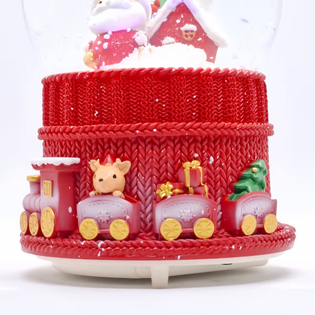 Primer plano de la base con tren y vagones con reno, regalos y arbol decorado de la bola de nieve  navideña Starlights Santa Claus - Ferretería La Palma - 1800000