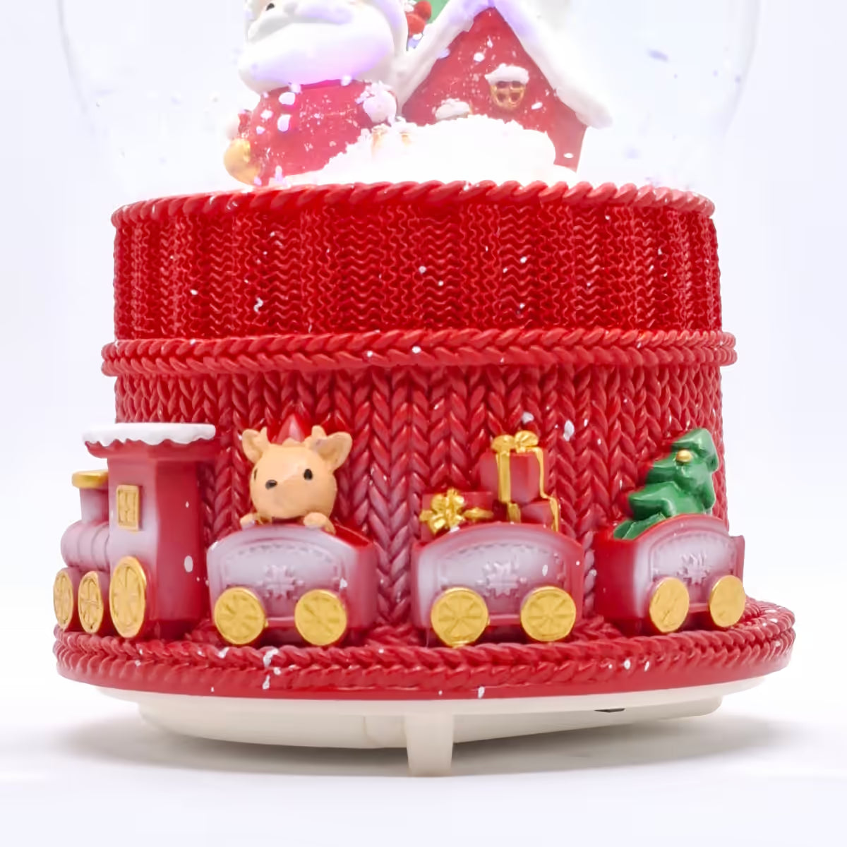 Primer plano de la base con tren y vagones con reno, regalos y arbol decorado de la bola de nieve  navideña Starlights Santa Claus - Ferretería La Palma - 1800000