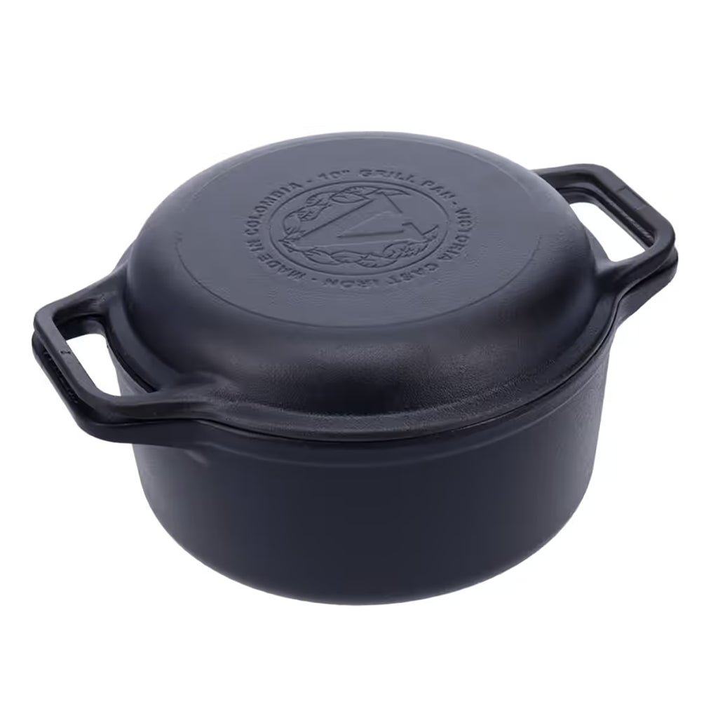 Vista en perspectiva del Combo Cooker 2 en 1 Victoria de 5.7 litros en hierro fundido esmaltado con tapa y doble asa lateral - Ferretería La Palma - 1050079
