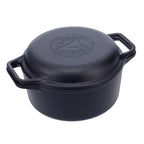 Vista en perspectiva del Combo Cooker 2 en 1 Victoria de 5.7 litros en hierro fundido esmaltado con tapa y doble asa lateral - Ferretería La Palma - 1050079