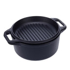 Vista en perspectiva del Combo Cooker 2 en 1 Victoria de 5.7 litros en hierro fundido esmaltado mostrando la tapa con superficie tipo grill colocada sobre la olla - Ferretería La Palma - 1050079