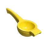 Exprimidor de limones manual Victoria fabricado en aluminio fundido con acabado esmaltado color amarillo, diseño ergonómico de prensa con bisagra y mango largo para facilitar la extracción de jugo - Ferretería La Palma - 1050001