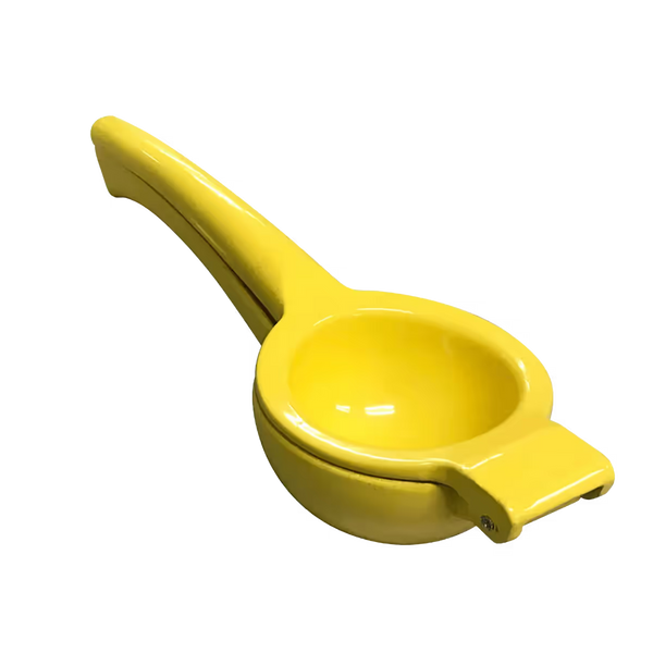 Exprimidor de limones manual Victoria fabricado en aluminio fundido con acabado esmaltado color amarillo, diseño ergonómico de prensa con bisagra y mango largo para facilitar la extracción de jugo - Ferretería La Palma - fondo transparente - 1050001