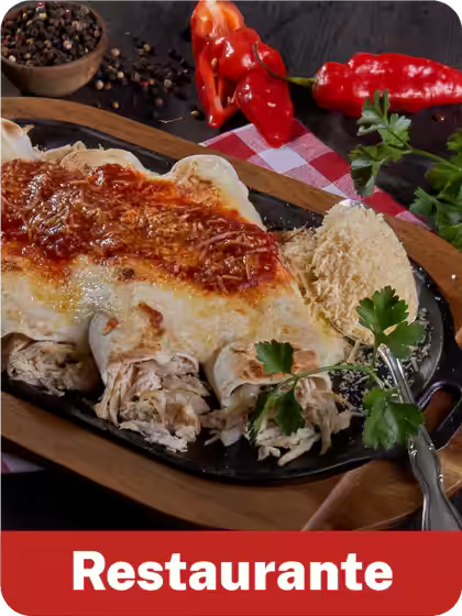 Un platillo de restaurante servido en la mesa sobre una plancha ovalada de hierro fundido Victoria - Disponible en Ferretería La Palma