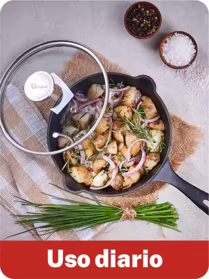 Platillo casero cocinado en un sartén de hierro fundido Victoria - Disponible en Ferretería La Palma