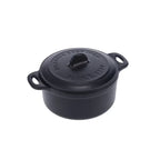 Vista en perspectiva de la mini olla cocotte redonda Victoria de 0.3 L en hierro fundido esmaltado con tapa y doble asa lateral - Ferretería La Palma - 1050059