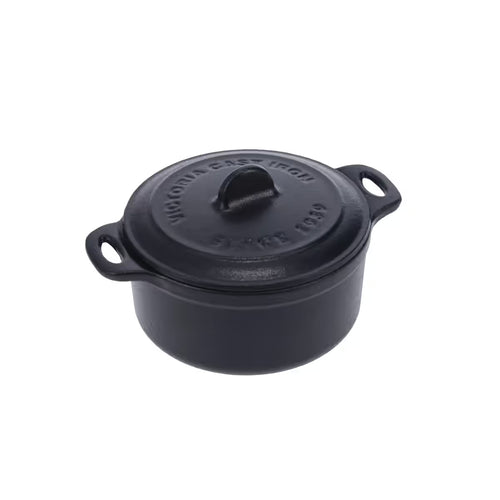 Vista en perspectiva de la mini olla cocotte redonda Victoria de 0.3 L en hierro fundido esmaltado con tapa y doble asa lateral - Ferretería La Palma - 1050059