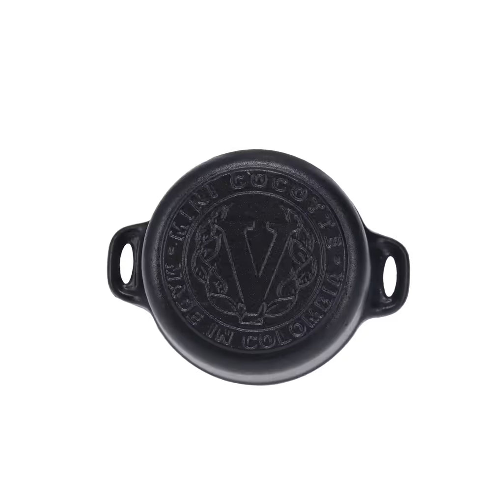 Vista de la base de la mini olla cocotte redonda Victoria de 0.3 L en hierro fundido esmaltado con el logo de la marca y origen de fabricación grabados - Ferretería La Palma - 1050059