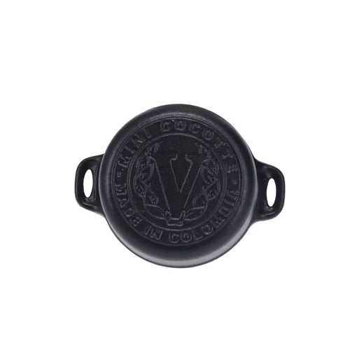 Vista de la base de la mini olla cocotte redonda Victoria de 0.3 L en hierro fundido esmaltado con el logo de la marca y origen de fabricación grabados - Ferretería La Palma - 1050059