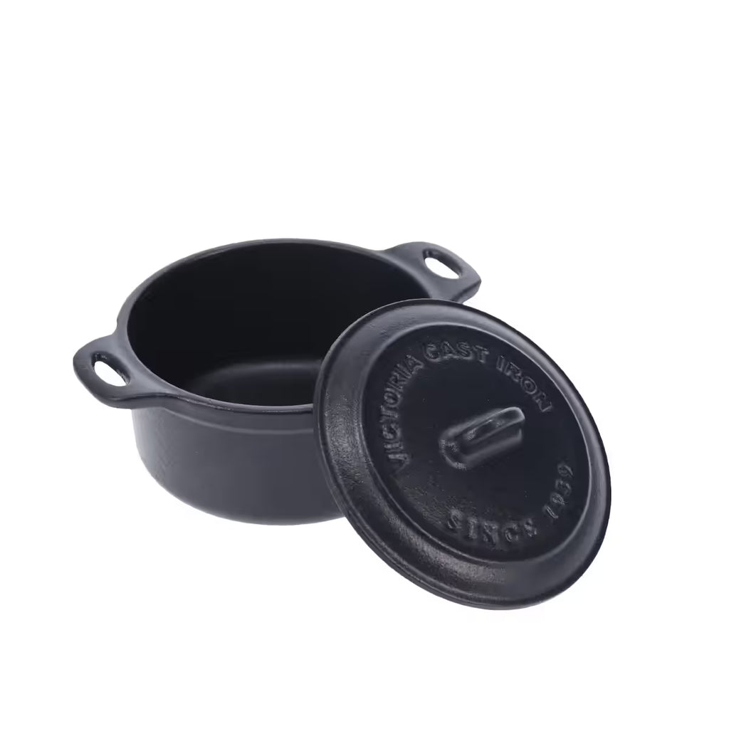 Vista en perspectiva de la mini olla cocotte redonda Victoria de 0.3 L en hierro fundido esmaltado mostrada abierta con la tapa apoyada a un lado - Ferretería La Palma - 1050059