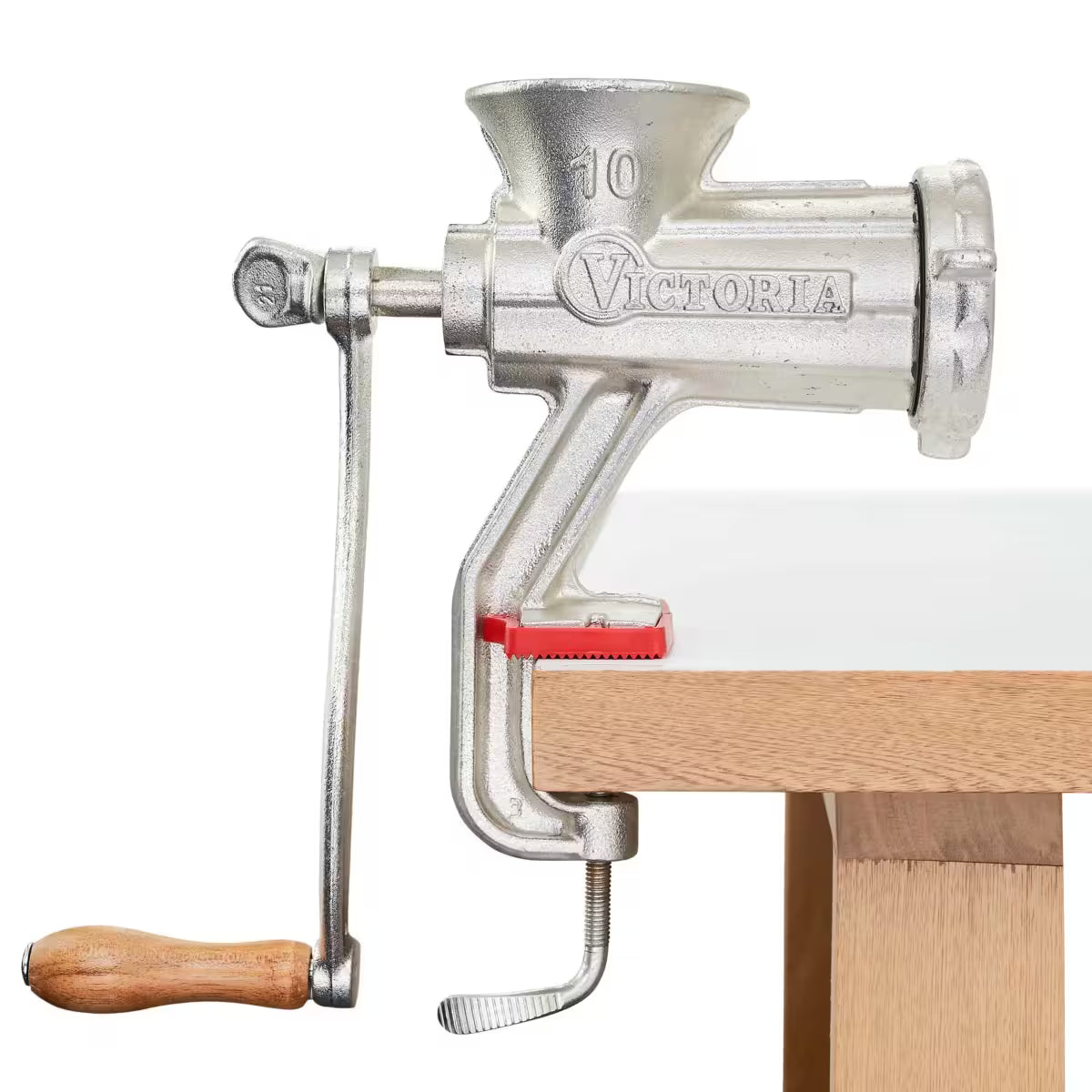 Molino de carne manual Victoria número 10 fabricado en hierro fundido con recubrimiento de estaño, mango de madera ergonómico y prensa de sujeción con protector rojo para mesa - Ferretería La Palma - 1440002