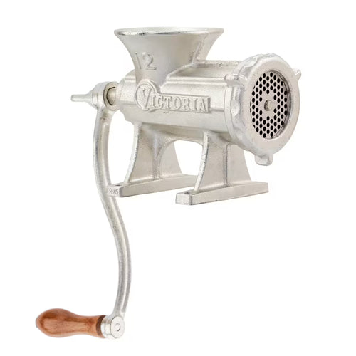 Molino de carne manual Victoria número 12 fabricado en hierro fundido estañado para uso pesado, con base de cuatro puntos para montaje fijo, disco de molienda frontal y mango de madera ergonómico - Ferretería La Palma - 1440003
