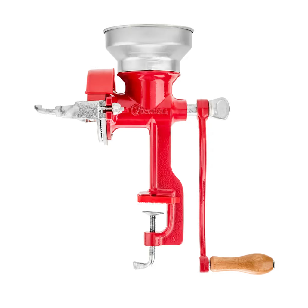 Molino de granos manual Victoria de hierro fundido color rojo con acabado en pintura electrostática, tolva metálica superior, manivela con mango de madera y sistema de prensa para sujeción en mesa - Ferretería La Palma - 1040046