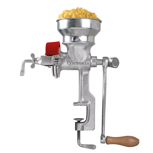 Molino de granos manual Victoria con tolva baja de acero inoxidable y cuerpo de hierro fundido estañado, sistema de molienda ajustable, protector rojo y mango de madera ergonómico - Ferretería La Palma - 1440005