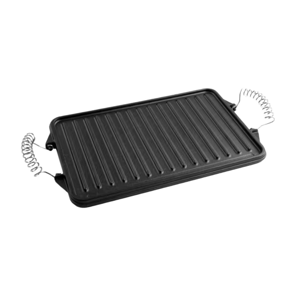 Vista en perspectiva de la cara estriada tipo grill de la plancha reversible Victoria de 33x21 cm en hierro fundido curado con doble asa de alambre - Ferretería La Palma - 1050021