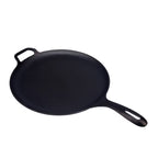 Vista en perspectiva de la plancha redonda para pizza Victoria de 30 cm en hierro fundido esmaltado con mango largo y asa de apoyo - Ferretería La Palma - 1050087