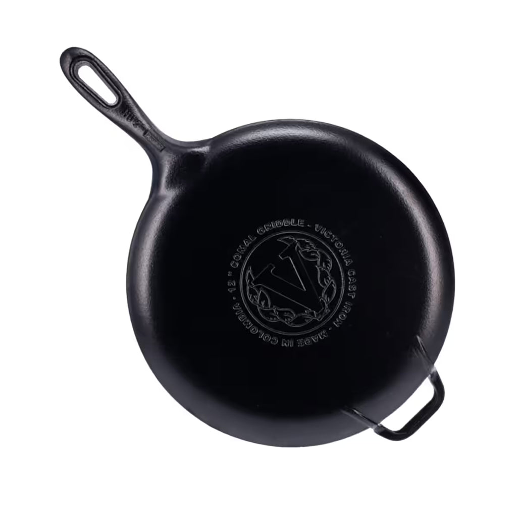 Vista de la base de la plancha redonda para pizza Victoria de 30 cm en hierro fundido esmaltado con el logo de la marca y origen de fabricación grabados, mango largo y asa de apoyo - Ferretería La Palma - 1050087