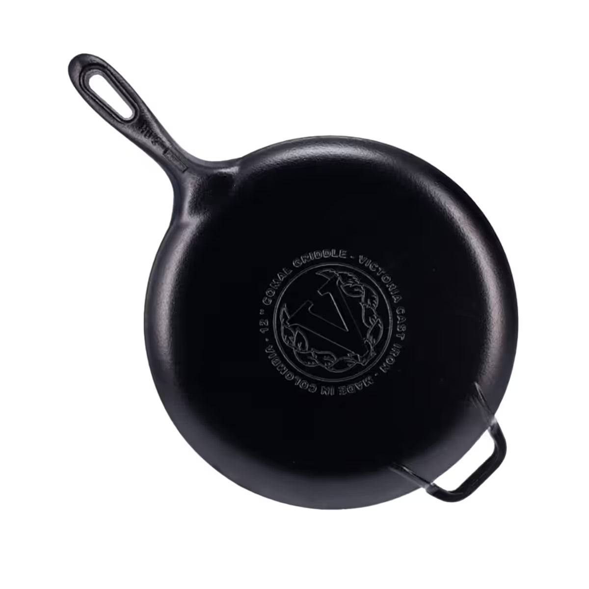Vista de la base de la plancha redonda para pizza Victoria de 30 cm en hierro fundido esmaltado con el logo de la marca y origen de fabricación grabados, mango largo y asa de apoyo - Ferretería La Palma - 1050087