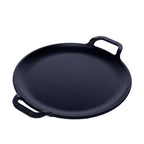 Vista en perspectiva de la plancha redonda para pizza y crepas Victoria de 25 cm en hierro fundido esmaltado con doble asa lateral - Ferretería La Palma - 1050086