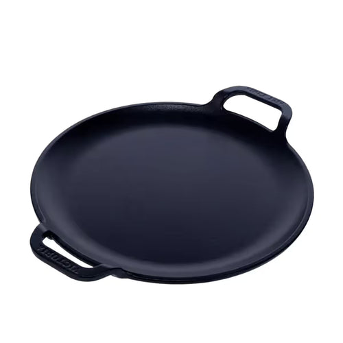Vista en perspectiva de la plancha redonda para pizza y crepas Victoria de 25 cm en hierro fundido esmaltado con doble asa lateral - Ferretería La Palma - 1050086