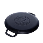 Vista en perspectiva de la base de la plancha redonda para pizza y crepas Victoria de 25 cm en hierro fundido esmaltado con el logo de la marca y origen de fabricación grabados - Ferretería La Palma - 1050086