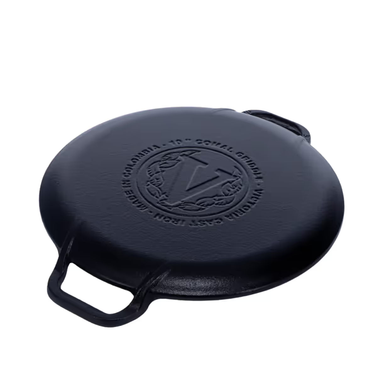 Vista en perspectiva de la base de la plancha redonda para pizza y crepas Victoria de 25 cm en hierro fundido esmaltado con el logo de la marca y origen de fabricación grabados - Ferretería La Palma - 1050086