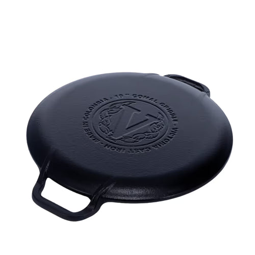 Vista en perspectiva de la base de la plancha redonda para pizza y crepas Victoria de 25 cm en hierro fundido esmaltado con el logo de la marca y origen de fabricación grabados - Ferretería La Palma - 1050086