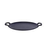 Vista frontal en perspectiva de la plancha redonda para pizza y crepas Victoria de 25 cm en hierro fundido esmaltado con doble asa lateral - Ferretería La Palma - 1050086