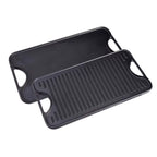 Vista en perspectiva de ambas caras (lisa y estriada tipo grill) de la plancha reversible Victoria de 47x25 cm en hierro fundido curado - Ferretería La Palma - 1050017